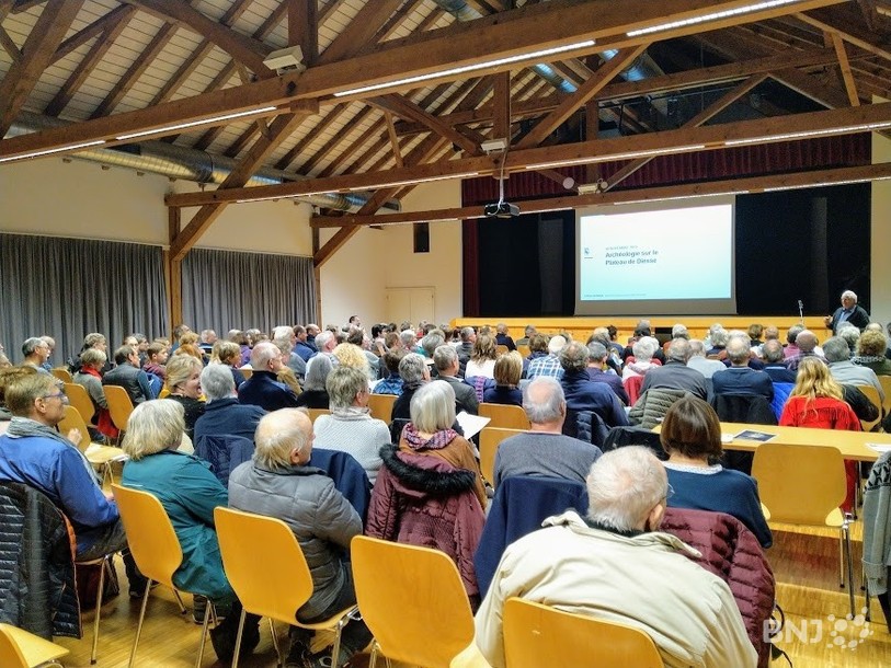 La présentation de la découverte archéologique unique faite à Prêles a attiré un large public lundi soir à Diesse