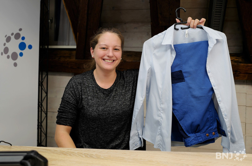Emilie Boillat, présidente des Jeunes agriculteurs jurassiens et secrétaire générale de la CAJB, a pris avec elle ses habits de travail, moitié pour la ferme, moitié pour le bureau !