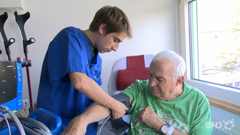 Les soldats d'hôpital effectuent certains gestes techniques aux côtés des professionnels de la santé.