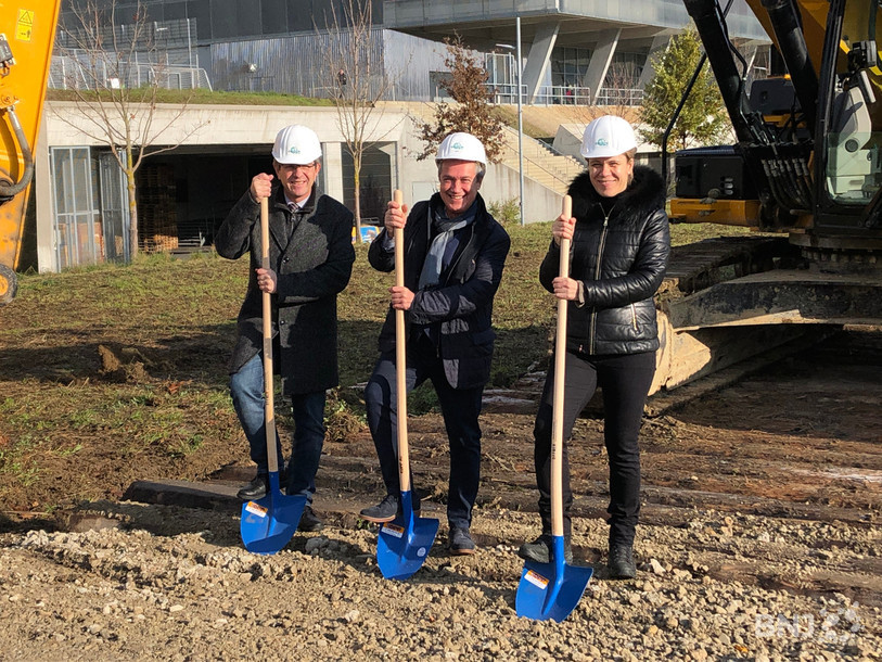 Le président de Dexel SA, Elio Granito, entouré du maire de Bienne Erich Fehr et de la directrice des finances Silvia Steidle.