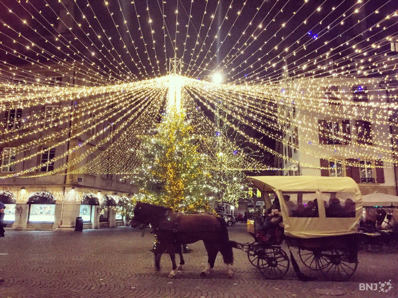 La place des Halles à Neuchâtel s'habillera de ses lumières de Noël dès le 28 novembre. (photo : archives)