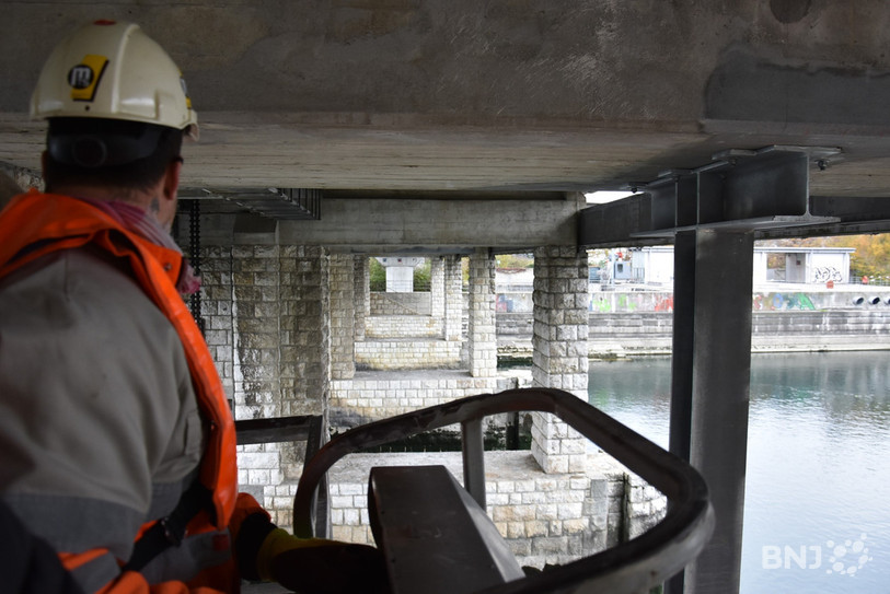 Des structures métalliques sont installées sous le pont pour permettre d'y passer avec des véhicules plus lourds.