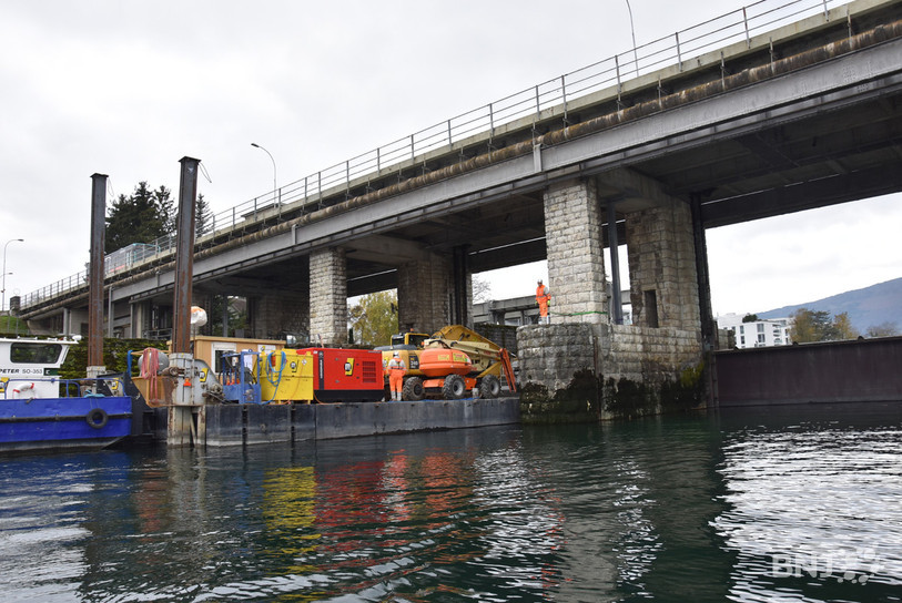 Des barges ont été positionnées afin de permettre la bonne tenue des travaux.