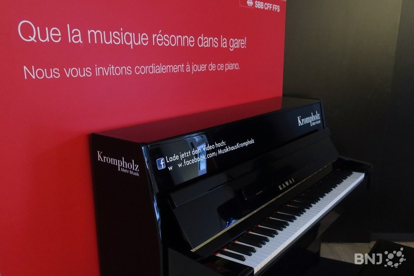 Un piano a pris place dans le hall de la gare.