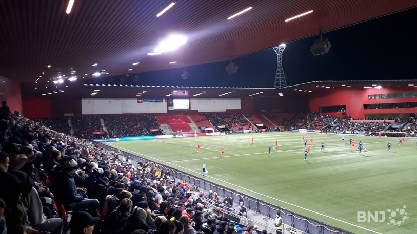 La Maladière avait fait le plein pour ce match entre Suisses et Français.