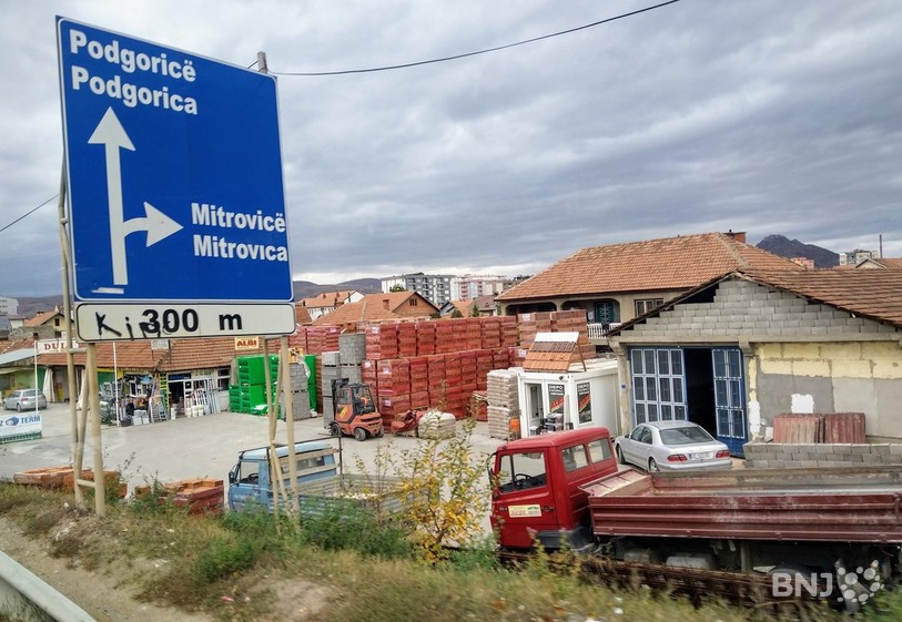La SWISSCOY est notamment présente dans le district de Mitrovica, qui comprend des villes majoritairement peuplées par des Kosovares serbes.