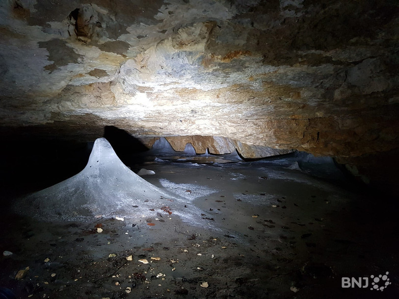 La grotte offre un spectacle impressionnant.
