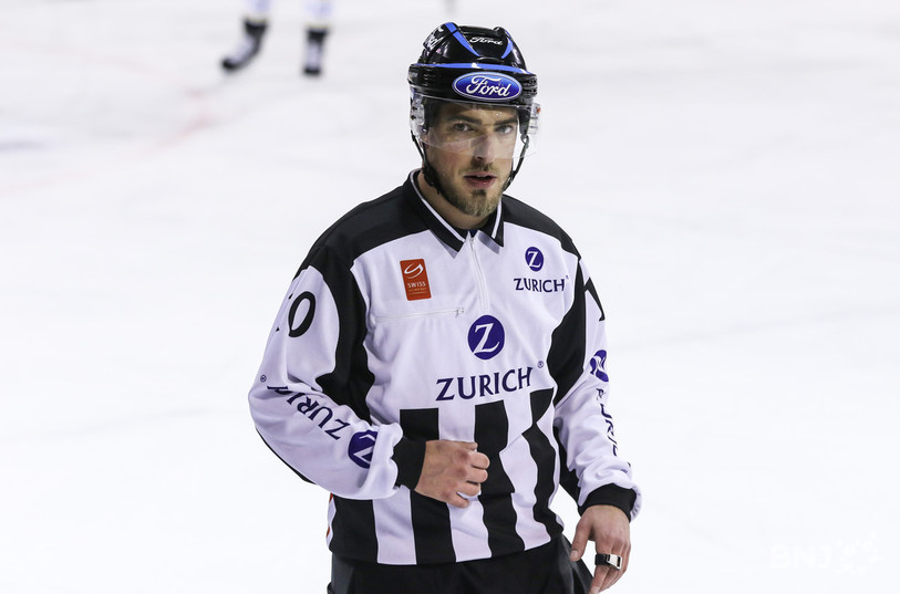 Le Jurassien Gilles Wermeille faisait partie du quatuor arbitral d’un match de Swiss League pour la première fois de sa carrière jeudi soir à Porrentruy. Il officie comme juge de ligne. (photo: Mauricette Schnider)