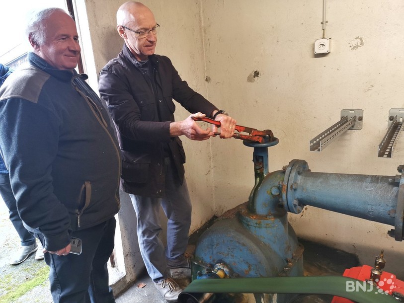 Daniel Bueche, président de la Bourgeoisie de Court et son fontainier, Maurice Kiener ont stoppé définitivement la pompe du Montoz vendredi