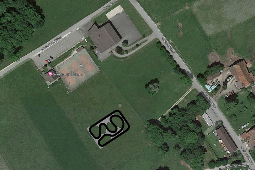 Le pumptrack, de 1000m2, verra le jour vers la salle polyvalente de Prêles. (Photo : archives - GoogleMaps, modifiée par Sylvain Glatz)