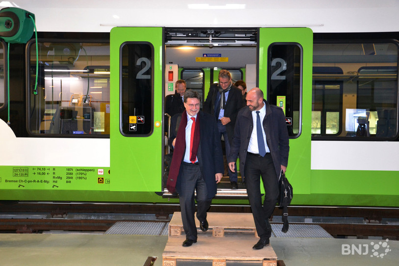 Robert Cramer, président du Conseil d’administration de transN, et Laurent Favre, conseiller d’Etat en charge du développement territorial, descendent d'une rame TransN dans le dépôt ferroviaire de La Piasseta à Fleurier,  suivis d'Alain Barbey, directeur régional des CFF pour la Suisse romande, et de Pascal Vuilleumier, directeur général de TransN. 