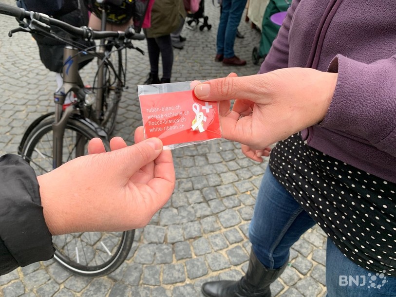 Des rubans blancs symboliques ont été distribués samedi dans plusieurs localités du canton. L'occasion de sensibilier et d'informer la population sur les violences faites aux femmes.