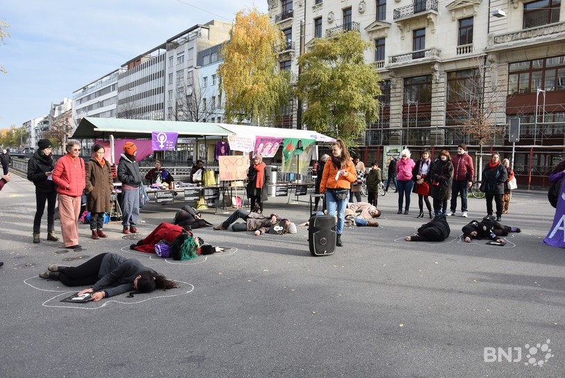 A Bienne, les manifestantes ont organisé un flashmob. Un moyen de dénoncer les féminicides en Suisse.
