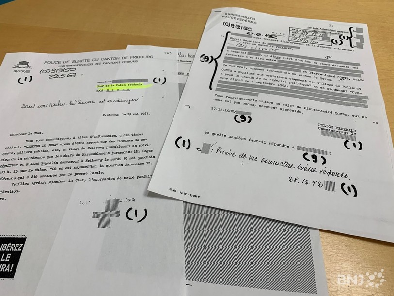 Les autonomistes jurassiens ont fait l'objet d'une surveillance particulière de la police fédérale. A gauche, un rapport de la police fribourgeoise sur la création d'un timbre «libérez le Jura!». Au centre et à droite, des fiches largement caviardées.