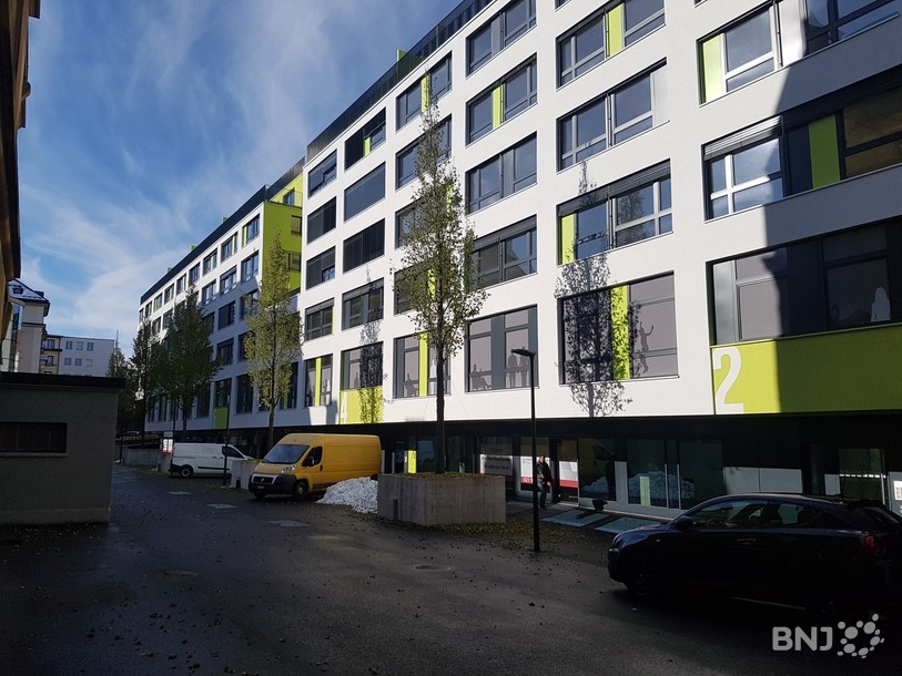 Le bâtiment de l'îlot vert au centre-ville de La Chaux-de-Fonds accueillera une partie des services sur le pôle administratif de la Métropole horlogère. (photo: archives)