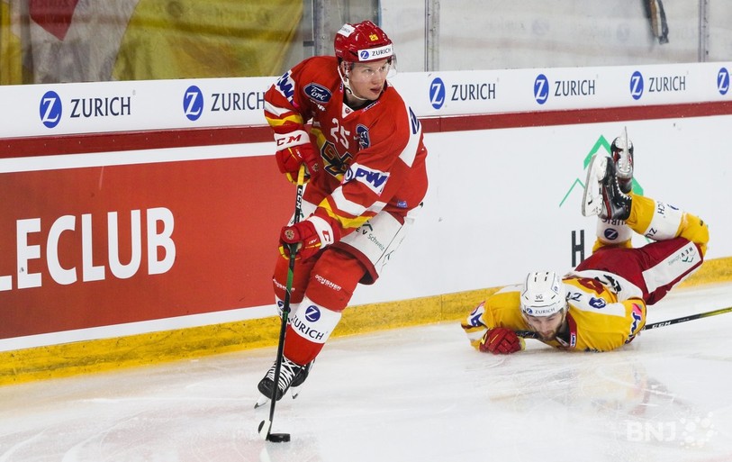 Après avoir donné le tournis à la défense de Langnau lundi en quart de finale, Toni Rajala et le HC Bienne feront face au leader de Swiss League en demi-finale (photo : Mauricette Schnider).