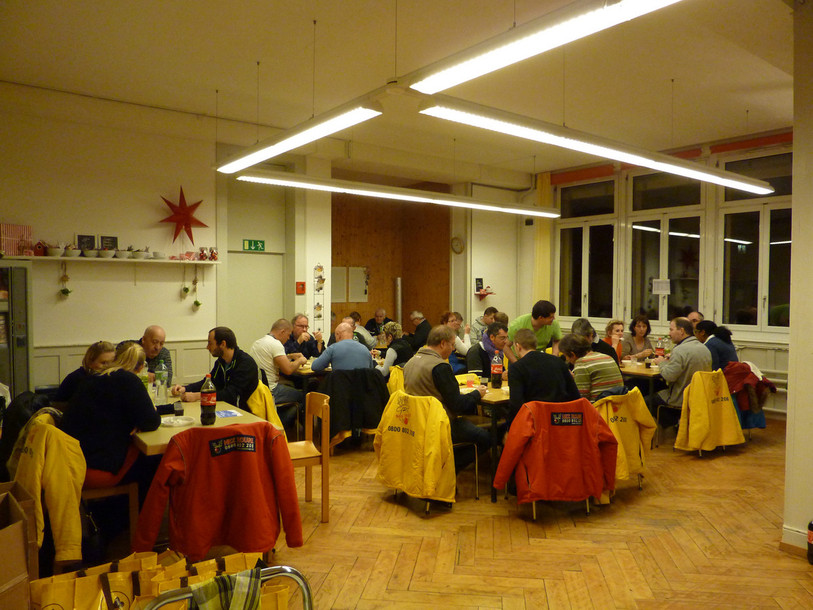Les bénévoles de Nez Rouge Jura bernois profitent de souper ensemble avant de partir sur la route. (Photo : Nez Rouge Jura bernois)