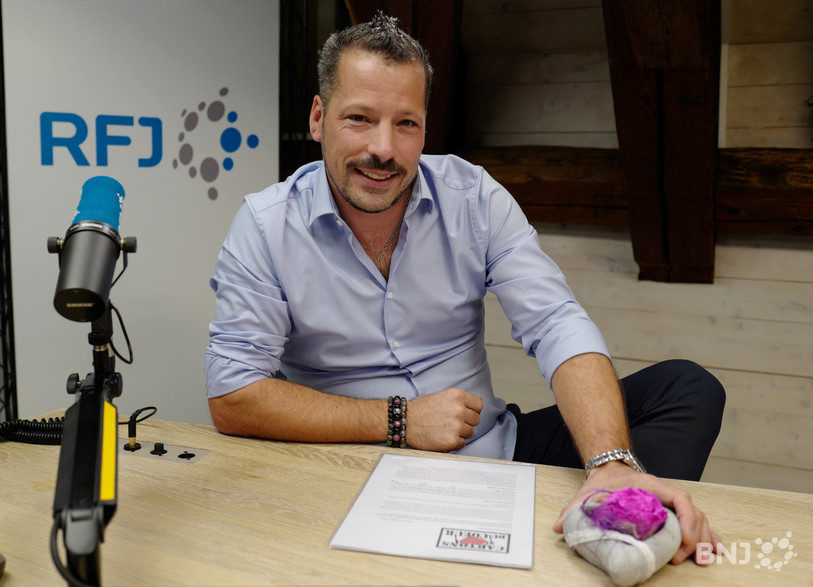 David Berthoud, vice-président de la section delémontaine des Cartons du cœur est venu dans nos studios avec un cœur en terre cuite et une fleur à l’intérieur.