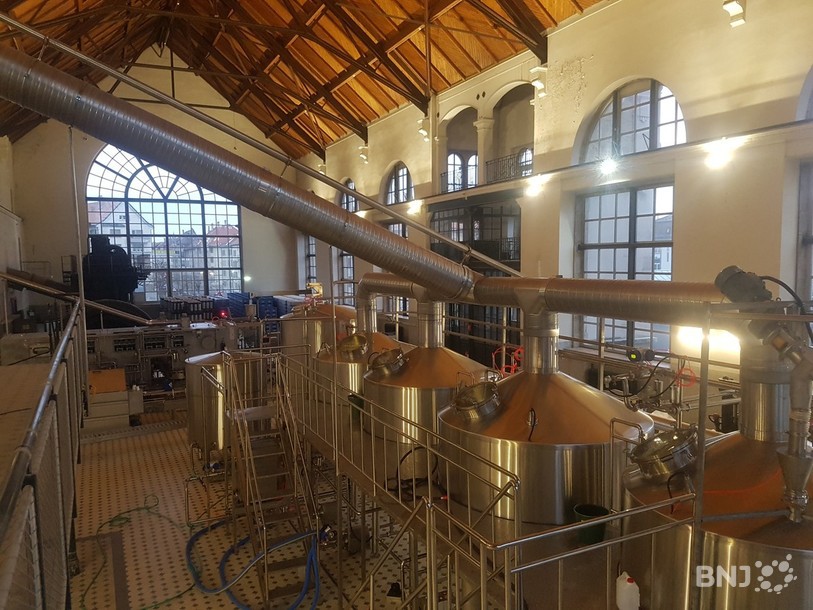 La production a commencé dans la halle de l'ancienne usine électrique de La Chaux-de-Fonds.