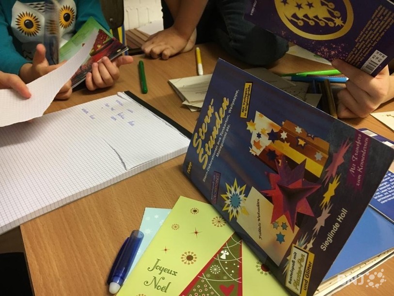 Les enfants en plein atelier bricolage à l'école Mahana.
