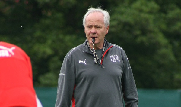 Köbi Kuhn avec l'équipe de Suisse avant l'Euro 2008. (Photo : Reto Stauffer, www.sportreporter.ch [CC BY-SA 2.0 de (https://creativecommons.org/licenses/by-sa/2.0/de/deed.en)])