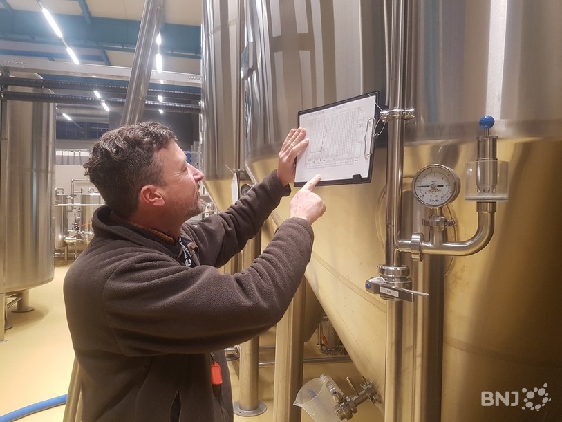 Piet Sierens contrôle les cuves de fermentation dans l'ancien garage de Viteos à l'ouest du bâtiment.