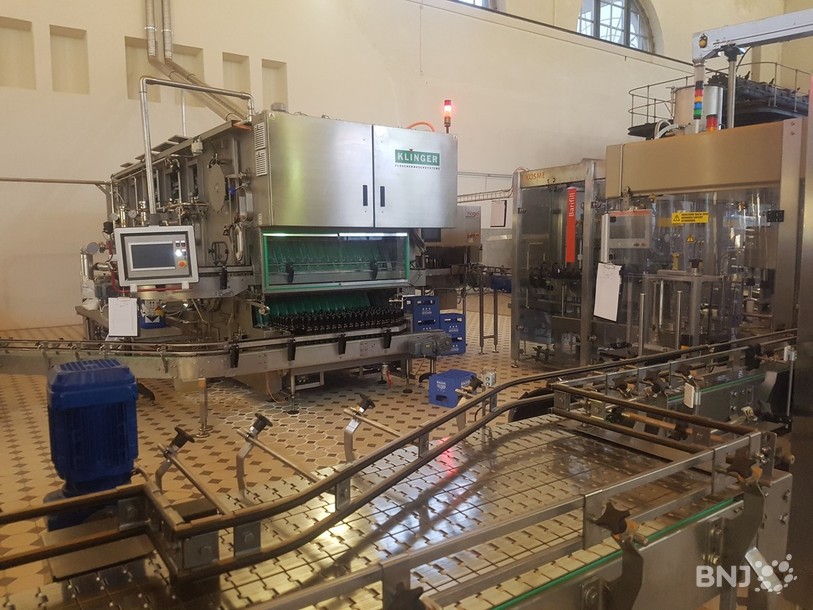 Une partie de la chaîne de production des bouteilles.