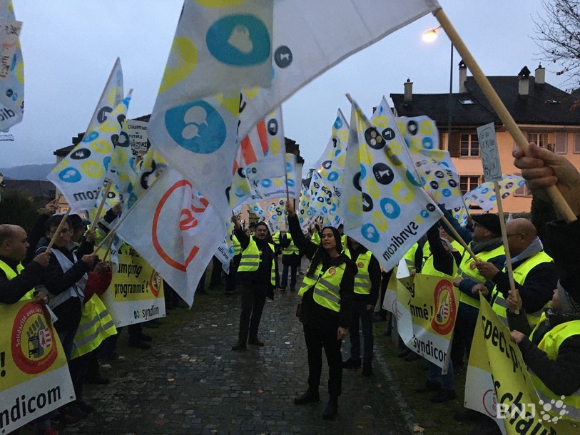 Les conductrices et conducteurs de bus se sont rassemblés devant le Parlement tôt mercredi matin pour accueillir les députés et ministres jurassiens.