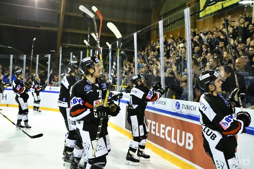Le HC Ajoie a fêté sa qualification avec son public mardi soir (photo : Georges Henz).