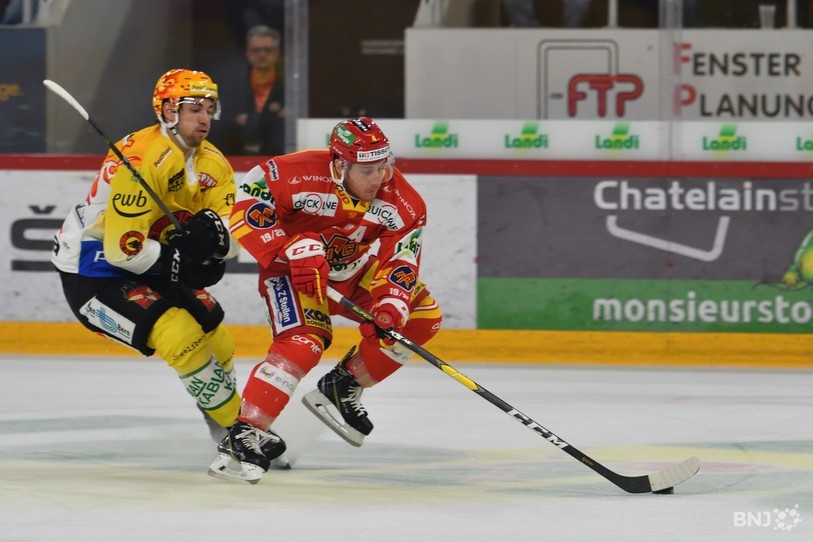Kevin Fey (ici face à Berne) va retrouver le HC Ajoie après y avoir joué son dernier match le 1er avril 2016 (photo : Georges Henz).