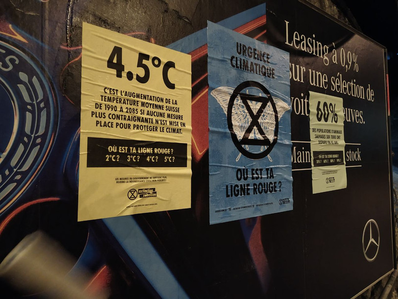 Le groupe Extinction Rebellion a placardé près de 800 affiches sur des annonces publicitaires dans les rues de Neuchâtel. (Photo : Extinction Rebellion)