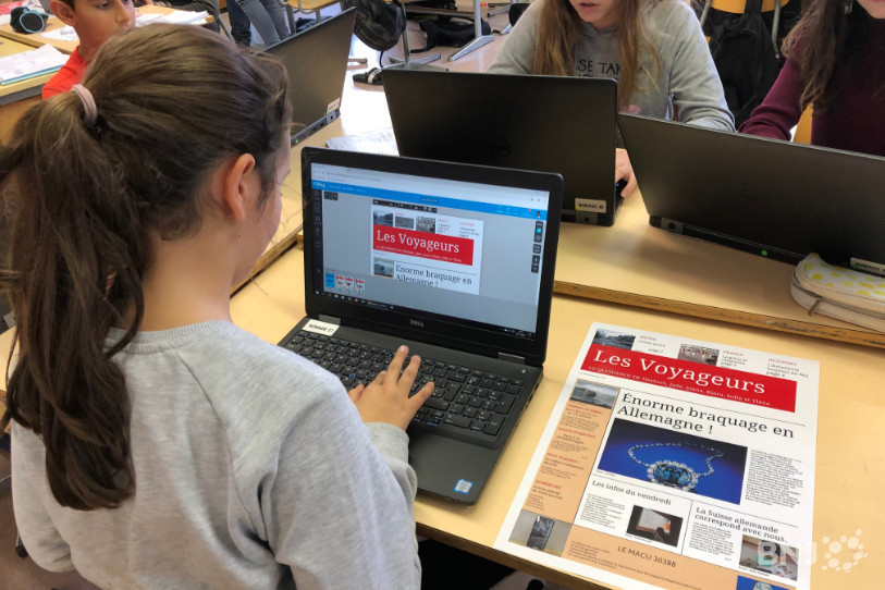 Les élèves construisent leur Une à partir de la maquette d'un journal bien réel.