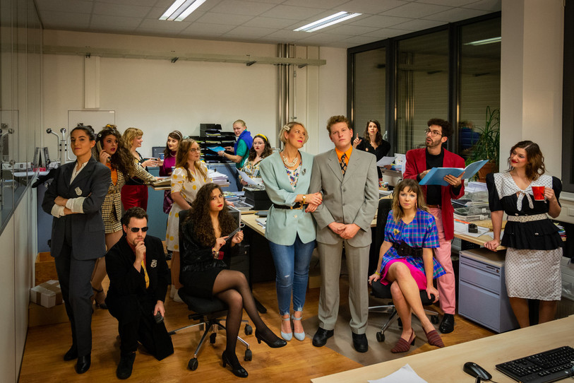 Saintimania évoluera dans un bureau pour son 26e spectacle. (Photo : Olivier Trummer)