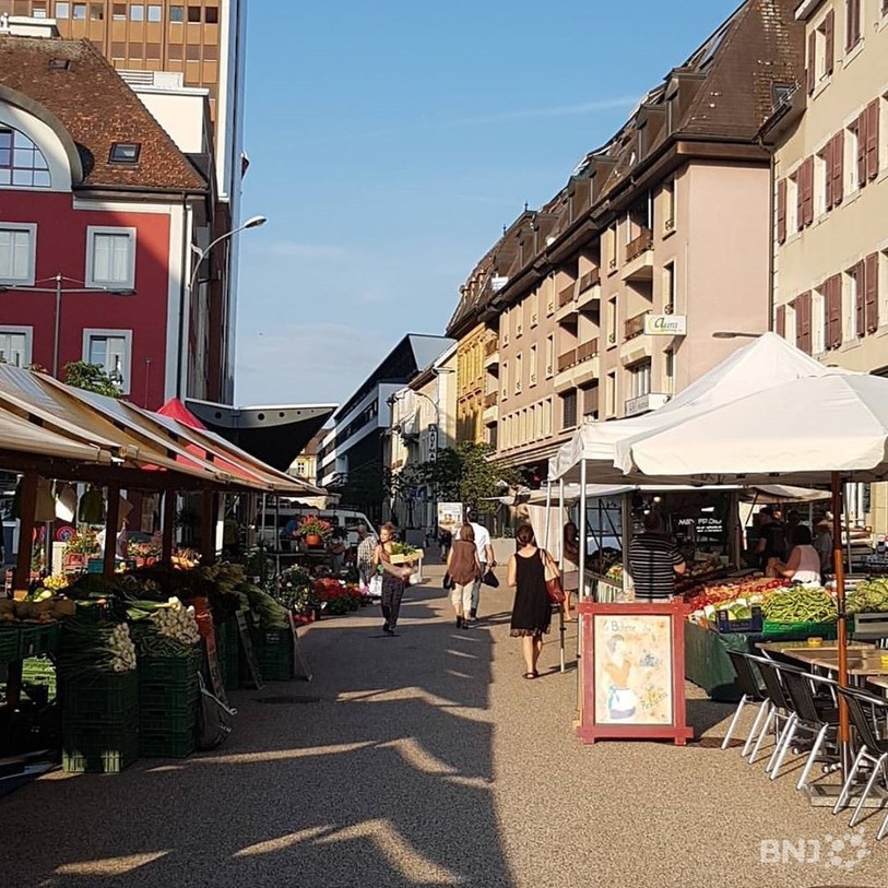 Pour le parti socialiste et le POP, la convivialité du marché est un des éléments qui doit pousser le Conseil communal à envisager une place du marché piétonne. (photo: archives)