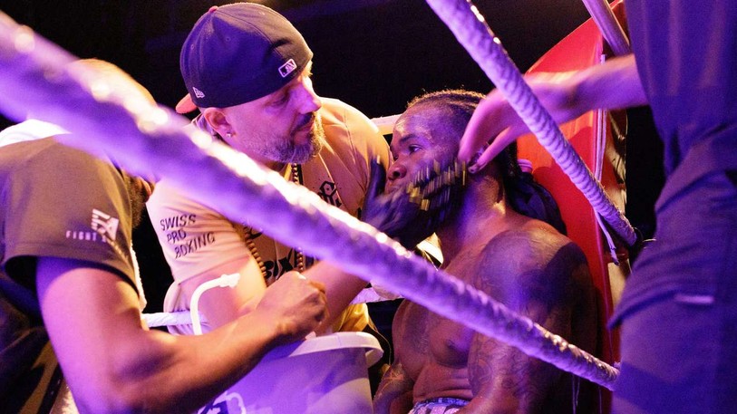 Dans le coin du ring, Suko Ademi (ici occupé à soigner le boxeur biennois Christopher Mouafo) a très peu de temps entre deux rounds pour remettre le combattant sur pied. Photo : Nik Egger