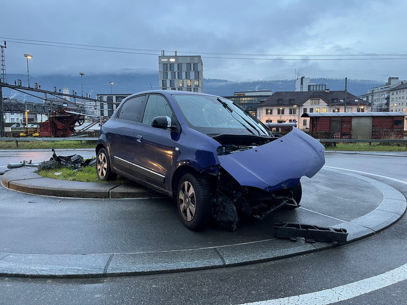 L'accident s'est produit vendredi matin à Delémont. Personne n'a été blessé. (Photo : police cantonale jurassienne)