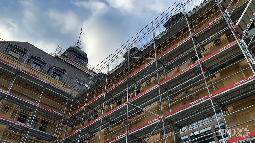 Les échafaudages habillent trois des quatre façades de l'édifice.