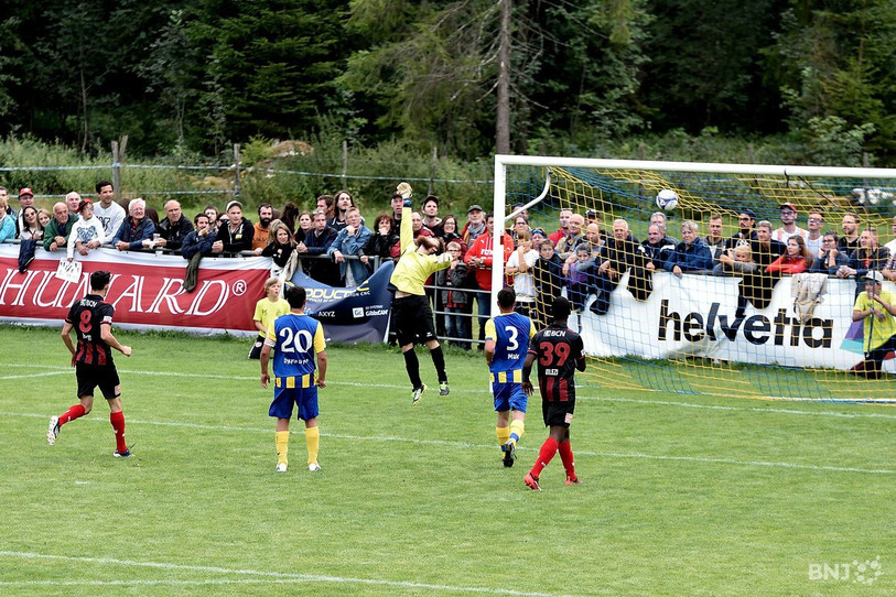 Une reproduction du match de Coupe de Suisse entre l’US Montfaucon et Neuchâtel Xamax en 2017, dont s’inspire la série, est imaginée. (Photo archives : Georges Henz).