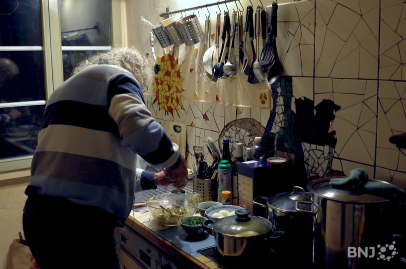 Michel Marchand, artisan du bon goût prépare ses saveurs en cuisine.