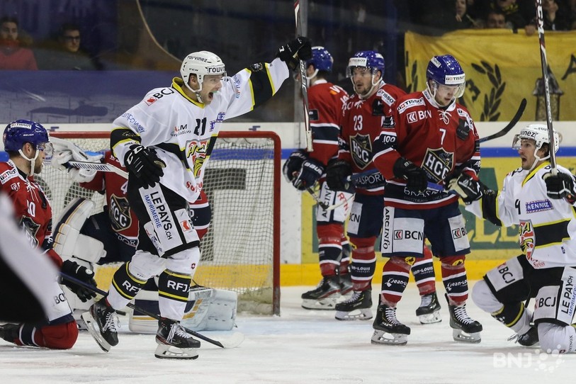Aucun des joueurs du HC La Chaux-de-Fonds ou du HC Ajoie ne pourra exulter ce dimanche. Le derby de l'Arc jurassien est annulé en raison de la mise en quarantaine de l'équipe chaux-de-fonnière. (photo : Mauricette Schnider).