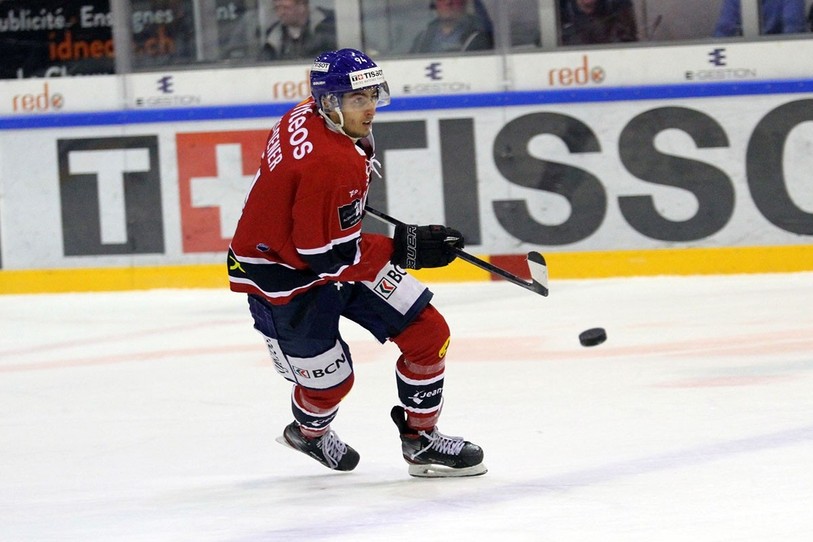 L'attaquant du HC La Chaux-de-Fonds, Makai Holdener, a inscrit le premier but de son équipe samedi soir face à Viège. (photo : archives)