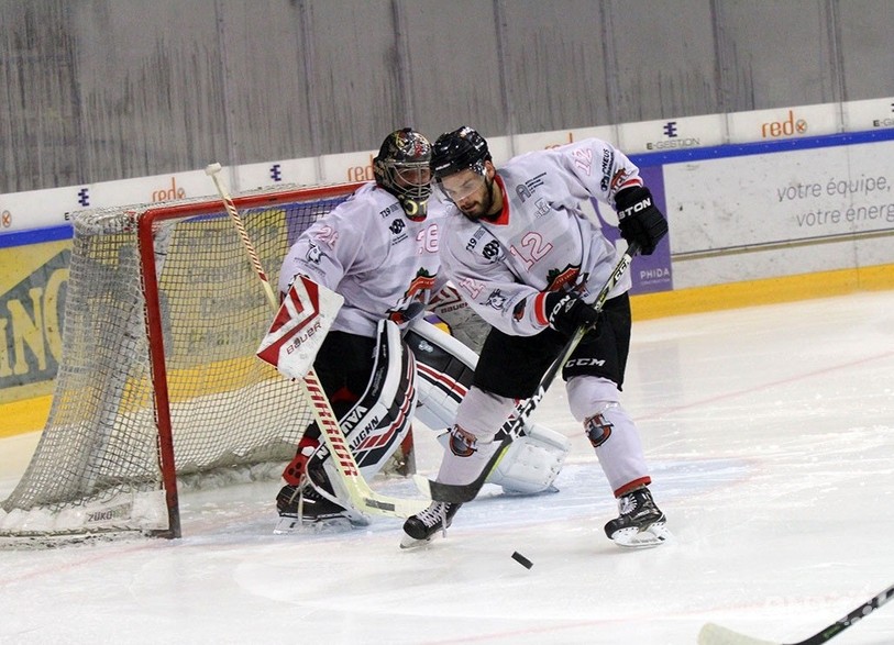 Le HC Le Locle est sorti des pré-qualifications de la Coupe de Suisse par le HC Guin. (Photos d'archives)