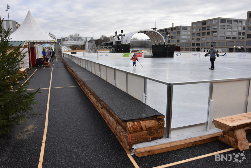La surface de glace compte un bar en son milieu.