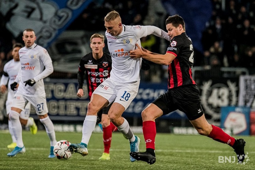 Oss a la lutte avec Kramer, auteur du seul but de la rencontre, sous les yeux de Seydoux.