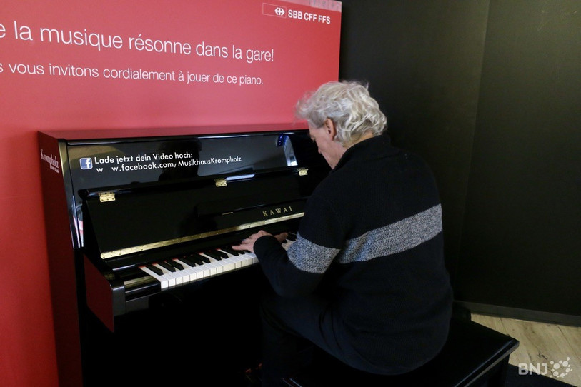 Vincent Bouduban sur le piano en gare de Delémont.