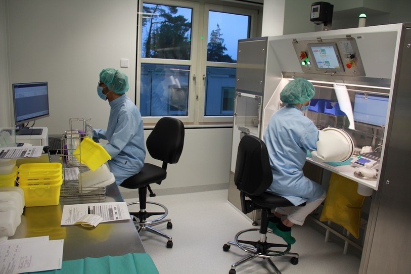 La salle de fabrication est le coeur de cette nouvelle unité. Les pharmaciens peuvent consulter les prescriptions via un logiciel informatique, puis les fabriquer dans un espace qui garanti la stérilité des médicaments. (Photo : H-JU)