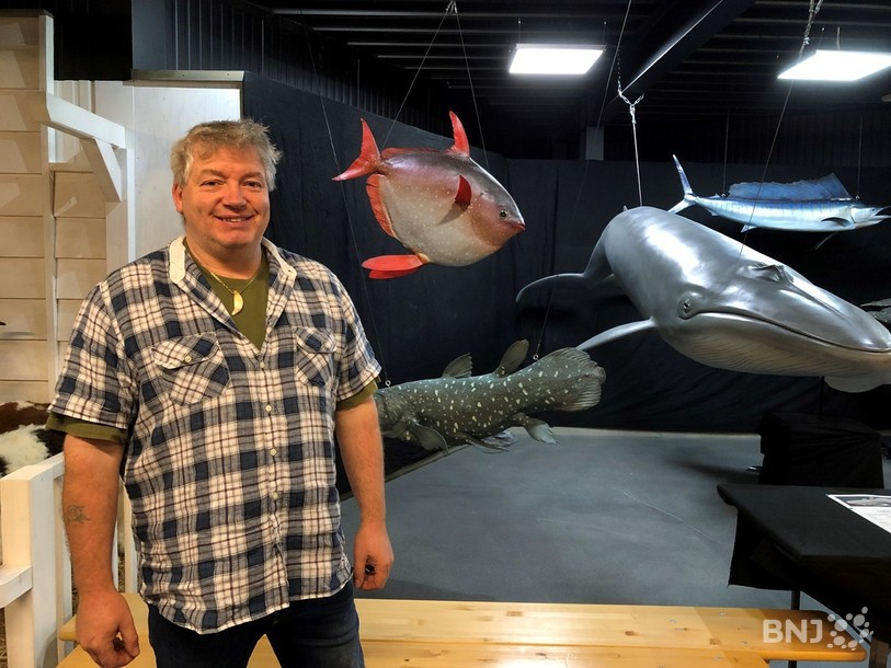 Christian Schneiter devant certains moulages de l'exposition « Faune marine », à la galerie L'Arche de Noé à Vicques.