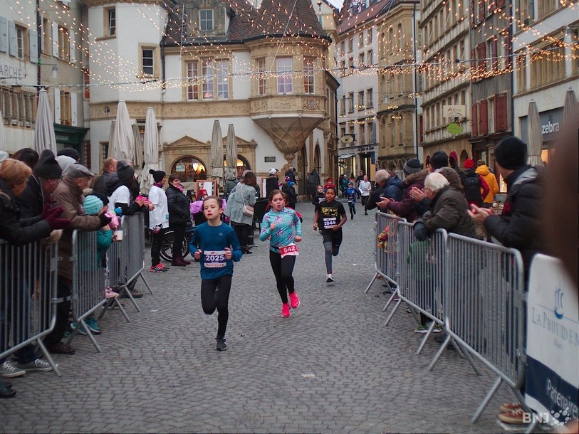 Les gamins à l'arrivée de la Corrida de Neuchâtel. (Photo archives)