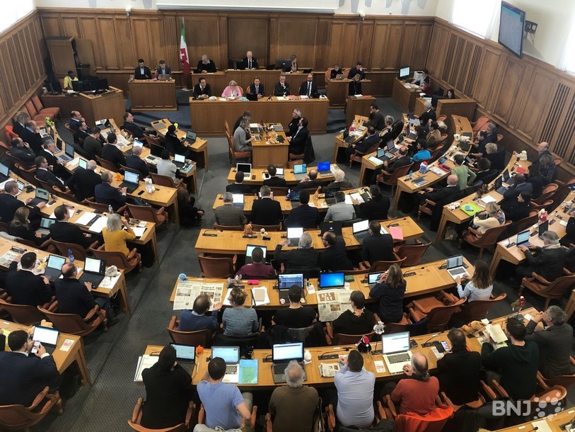 Si l'initiative passe la rampe du peuple, la parité sur les listes électorales au Grand Conseil neuchâtelois entrera en vigueur en 2025 avec 40% de femmes, puis 50% jusqu'en 2037.