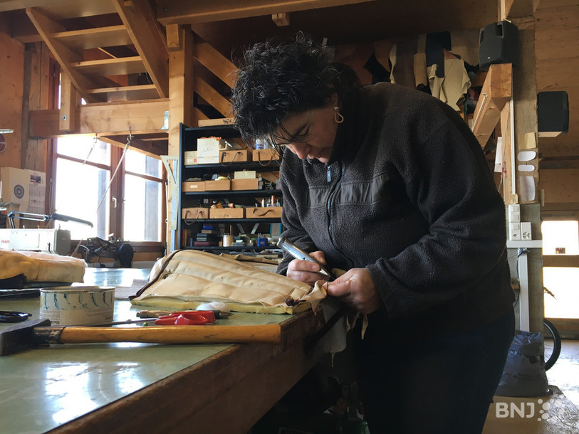 Anne Frésard en plein travail dans son atelier au Noirmont.